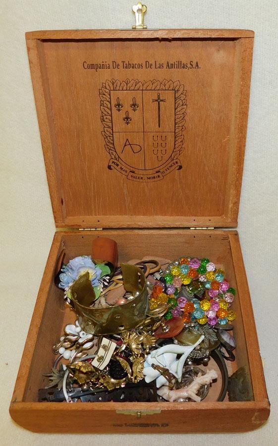 Cigar Box W/ Costume Jewelry: Cigar Box W/ Costume Jewelry.