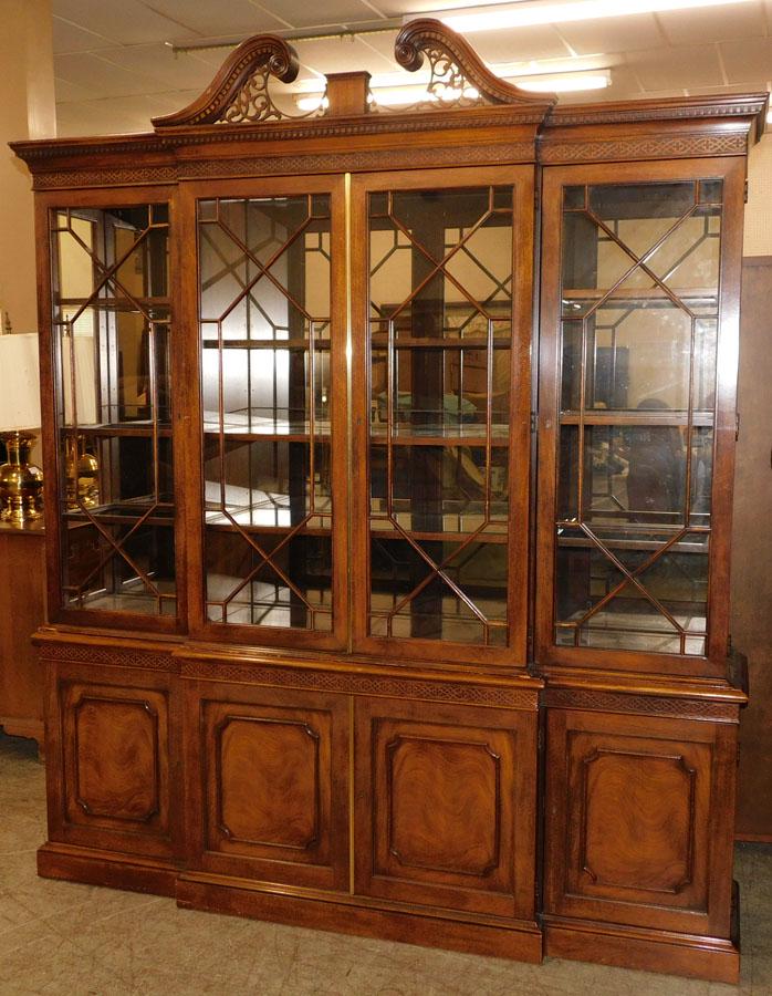 Mahogany Chippendale Break Front By Henredon: Mahogany Chippendale Break Front By Henredon (Glass Missing On Side). 78 1/2" W 16" D 91 1/2" H