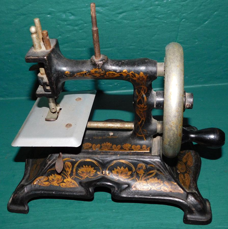 Vintage German Childs Sewing Machine (1 of 4)