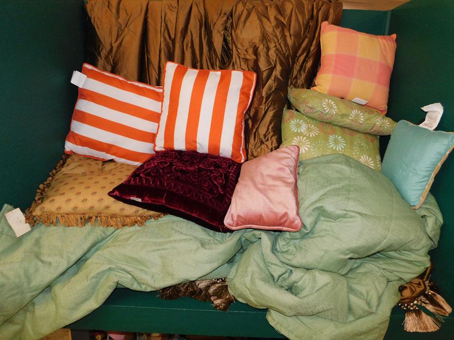 Lot Of Linens: Lot Of Linens.