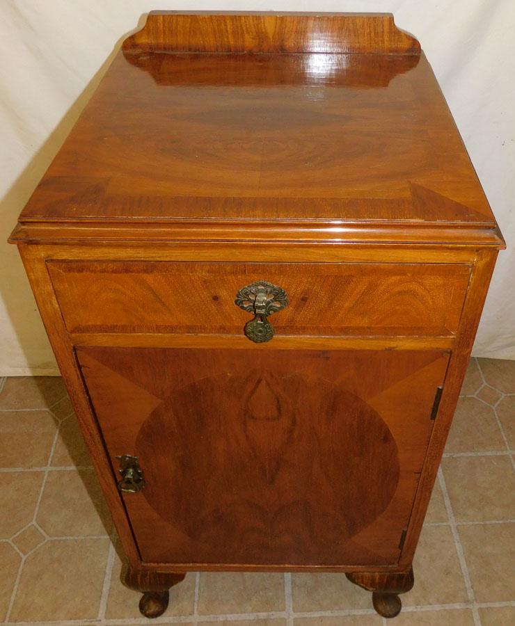 Walnut Queen Anne Night Stand: Walnut Queen Anne Night Stand. 16 1/2" W 16 1/2" D 31 1/2" H