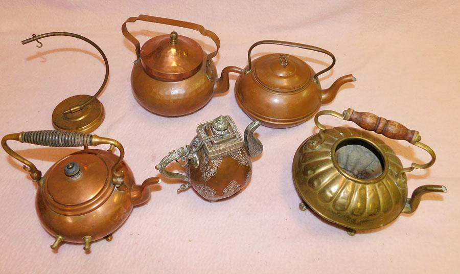 Lot Copper & Brass Kettles: Lot Copper & Brass Kettles.
