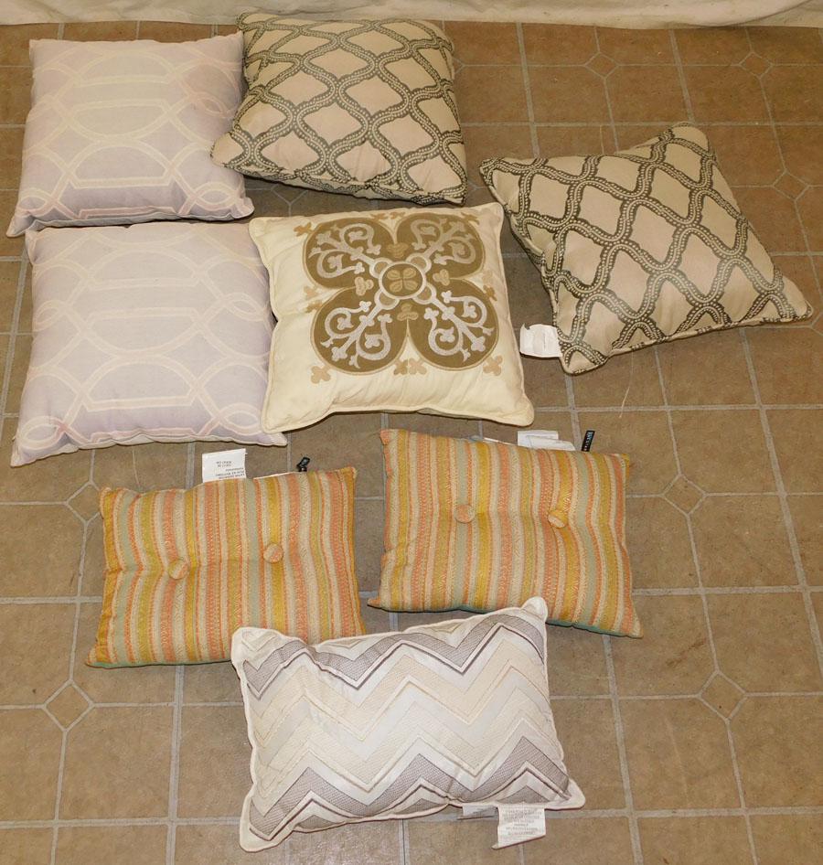 Lot Of Decorative Pillows: Lot Of Decorative Pillows.