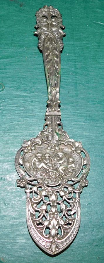 .800 Silver Repousse Pie Server (1 of 3)