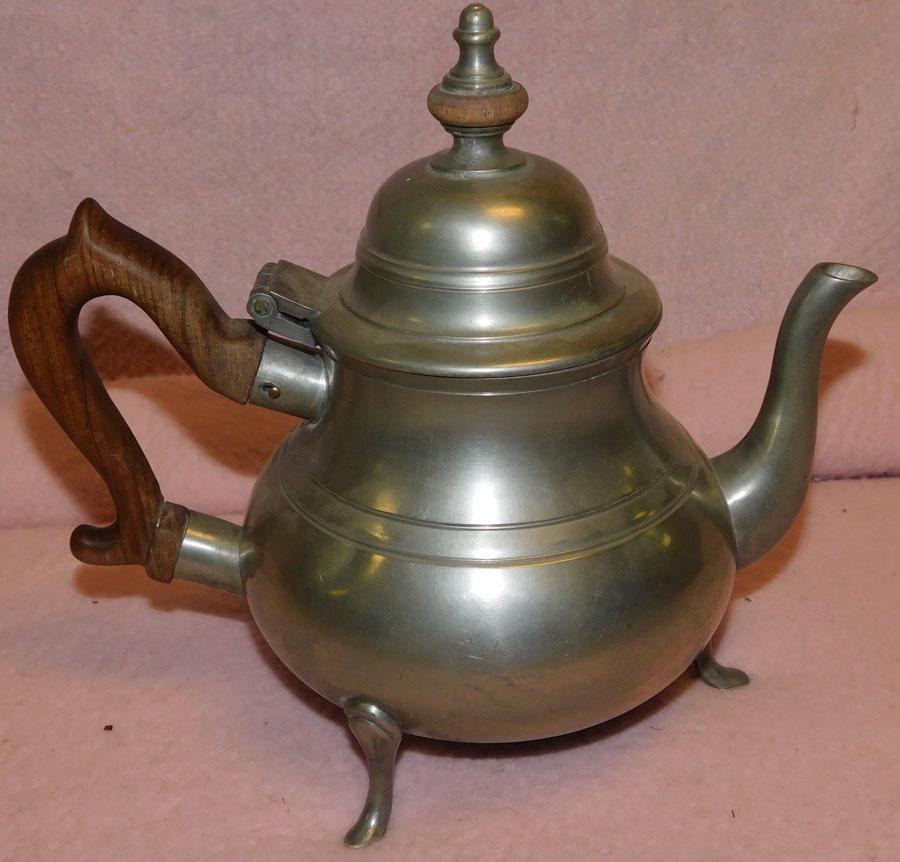 CW Williamsburg Pewter Teapot (1 of 2)