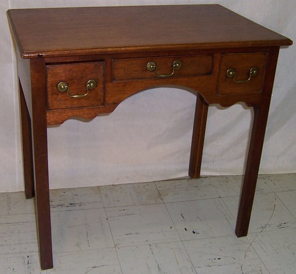18th century mahogany Chippendale lowboy: 18th century mahogany straight leg Chippendale low boy with original brasses