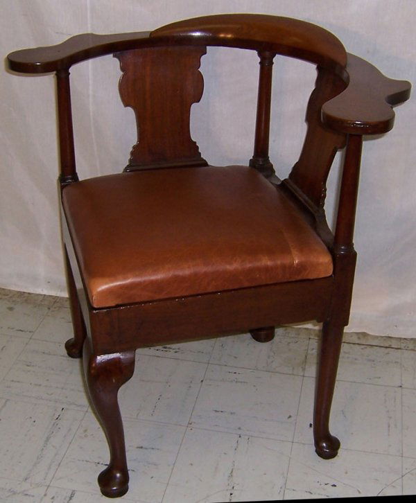 18th century mahogany Queen Anne corner chair: 18th century mahogany Queen Anne corner chair