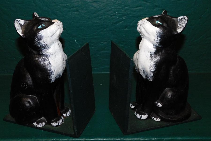 Pair Cast Iron Kitten Bookends: Pair Cast Iron Kitten Bookends. 7" H