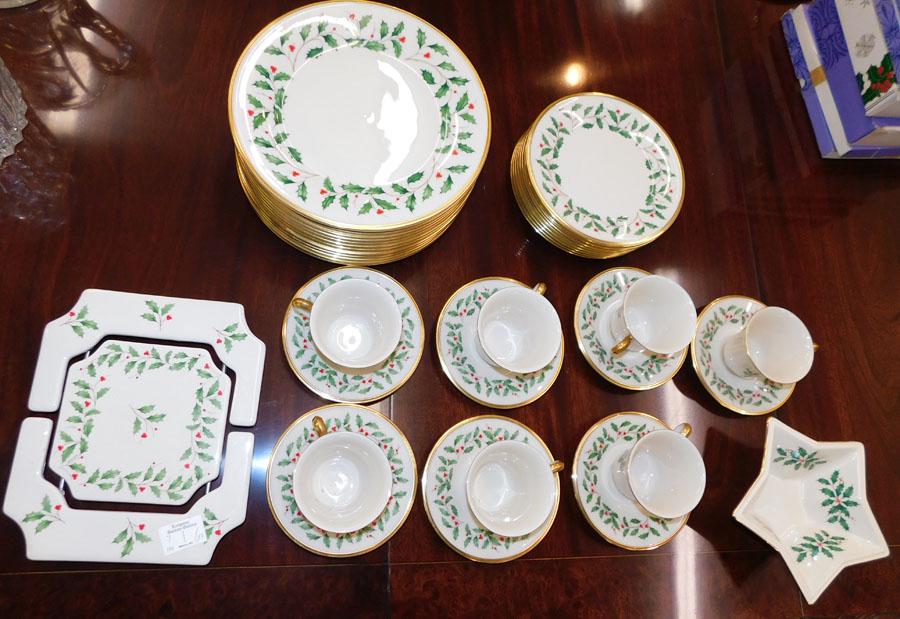 37 Pc Lenox Christmas China " Holiday " (1 of 2)