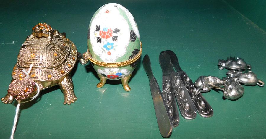 Metzke Cheese Knives & Picks, Porc Egg, Metal Turtle (1 of 4)