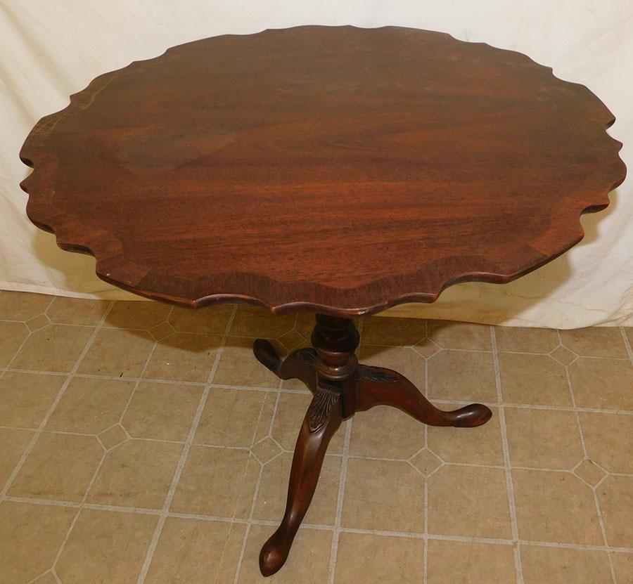 Mahogany Shaped Top Tilt Top Tea Table: Mahogany Shaped Top Tilt Top Tea Table. 30" Dia 27" H