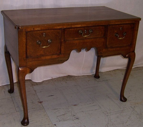 18th c. English oak Queen Anne three drawer lowboy: 18th century English oak Queen Anne three drawer low boy