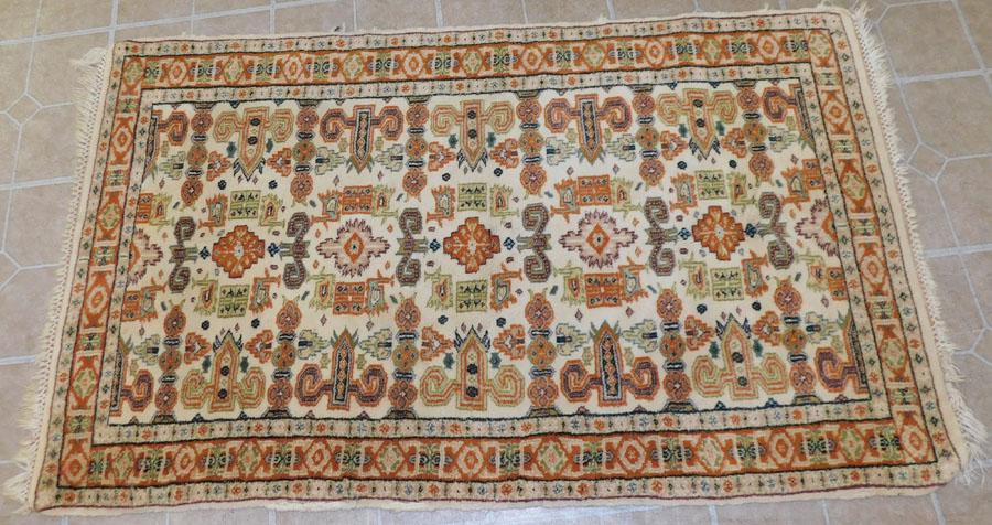 2' 8" x 4' 5" Handmade Oriental Rug: 2' 8" x 4' 5" Handmade Oriental Rug.