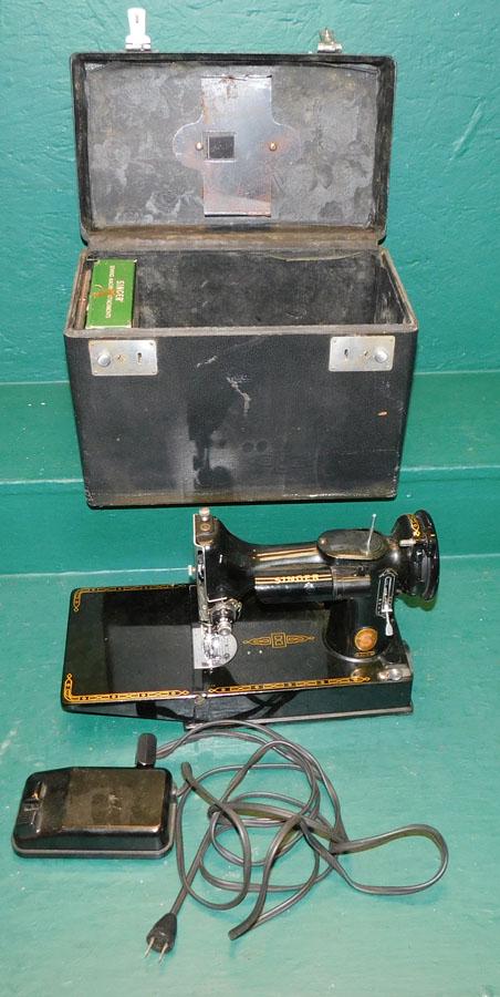 Singer Featherweight Sewing Machine In Case (1 of 8)