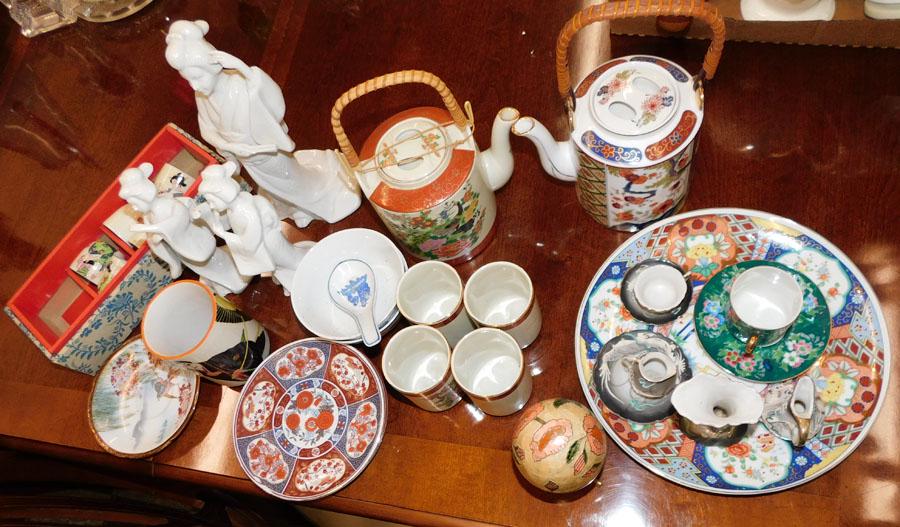 Lot Oriental Porcelain Items (1 of 5)