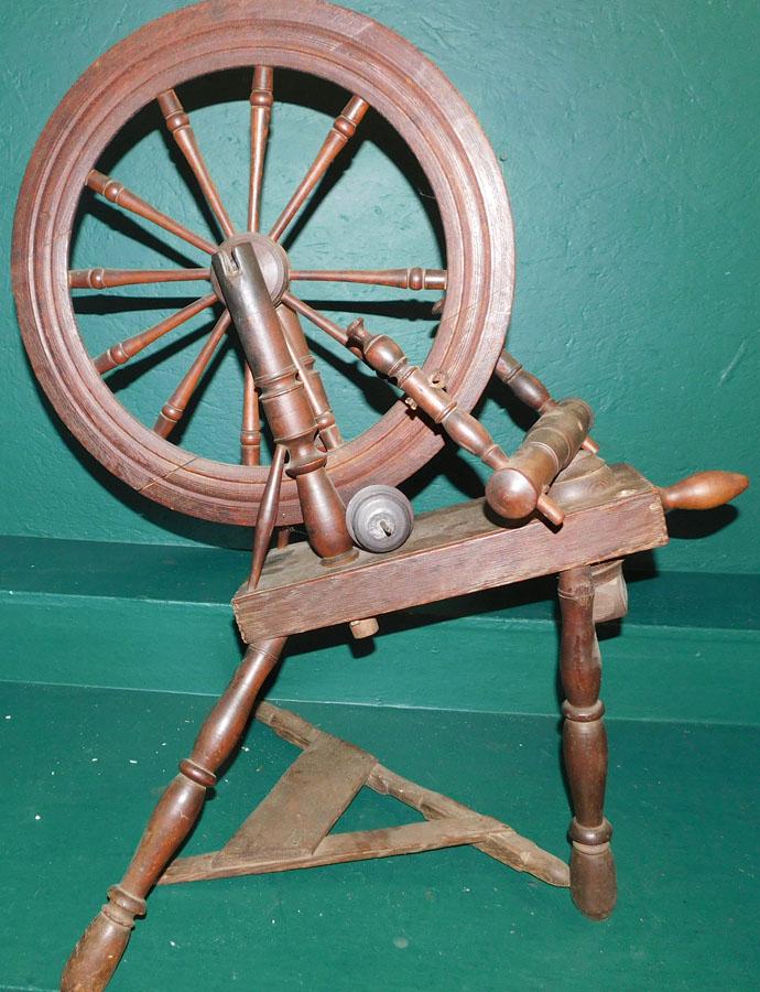 Antique Oak Flax Wheel (1 of 4)