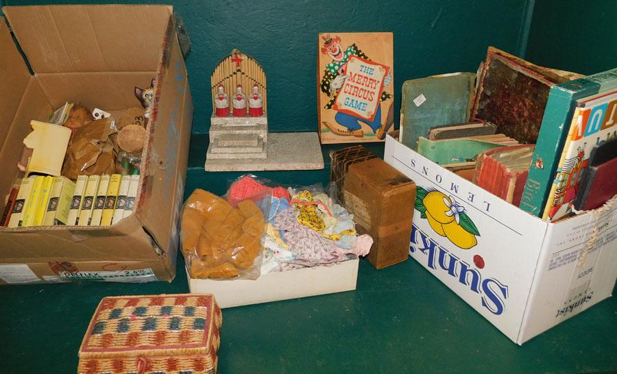 Lot Doll Clothing --Albums -- Vintage Games: Lot Doll Clothing --Albums -- Vintage Games.
