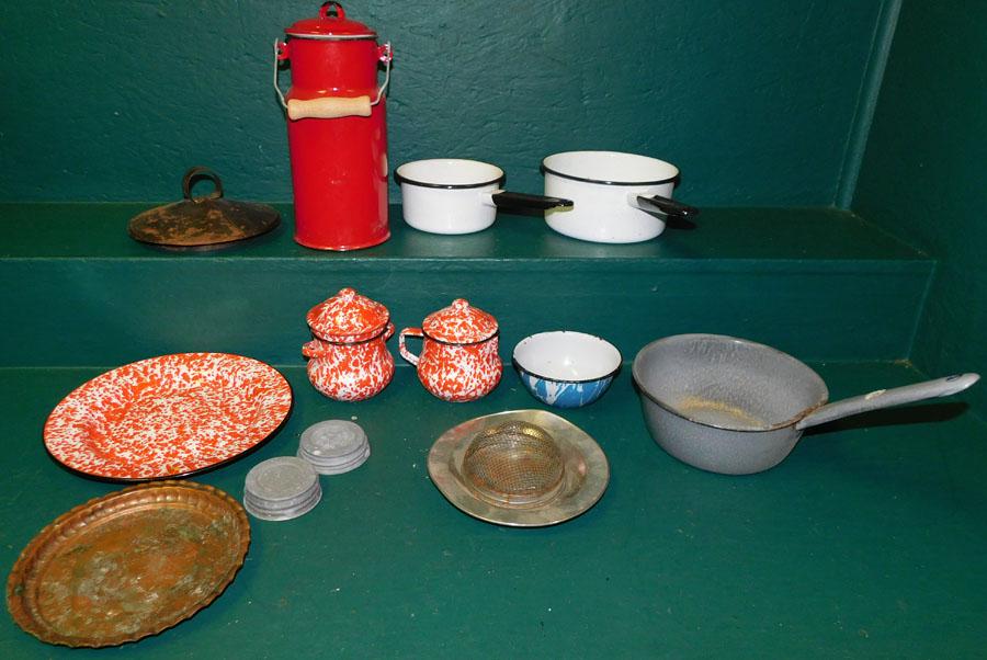 Lot Of Vintage Enamel Ware -- Zinc Lids (1 of 3)