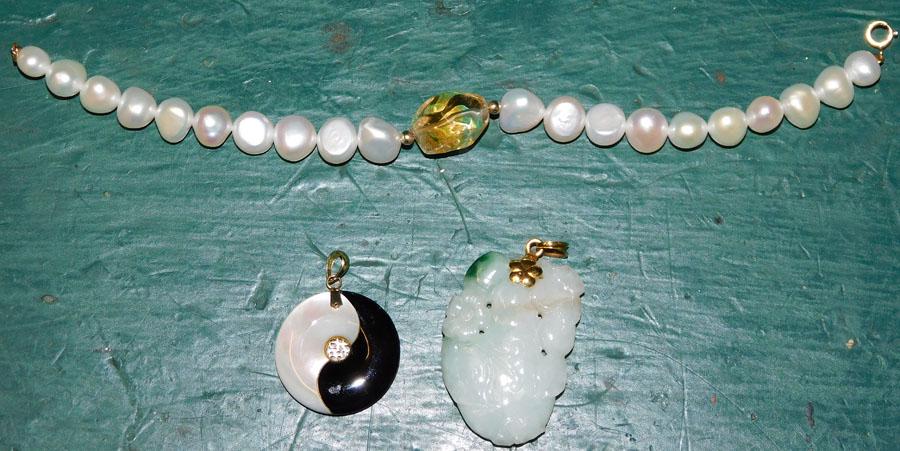 2 Jade Pendants W/14kt Gold & 1 Pearl Bracelet W/ 14kt (1 of 3)