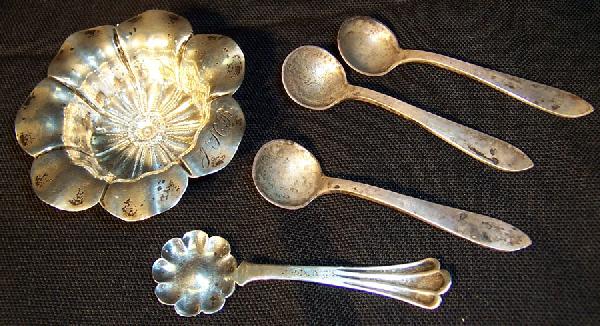 Sterling salt cellar with 4 coin silver spoons.: Sterling salt cellar with 4 coin silver spoons.