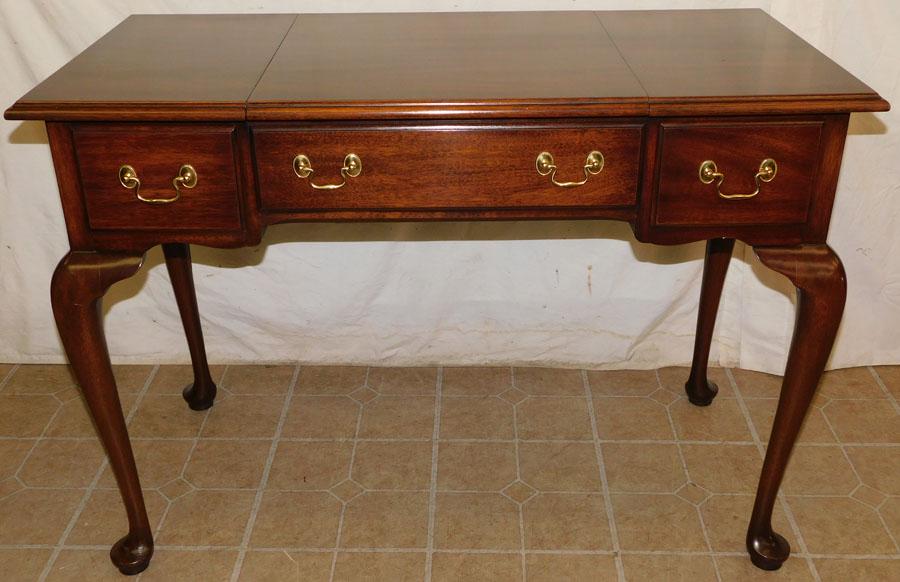 Mahogany QA Dressing Table by Henkel Harris (1 of 8)