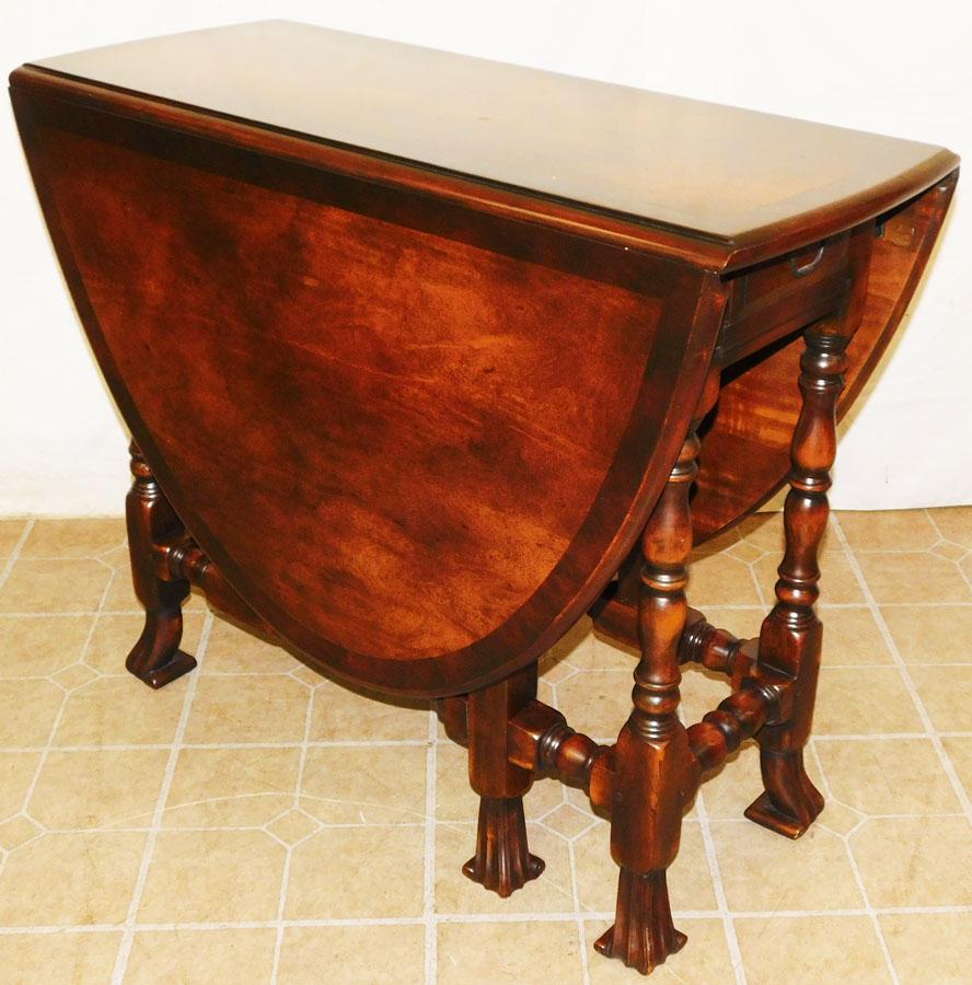 Mahogany Banded Top Gateleg Table with 2 Drawers: Mahogany Banded Top Gateleg Table with 2 Drawers. 36" W 16 1/2"D 30 1/4" H