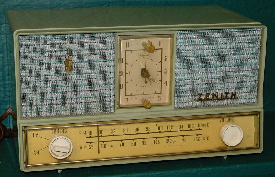 Vintage Zenith Radio (1 of 3)