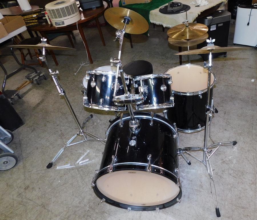7 Piece Voyager Drum Set Including Stool: 7 Piece Voyager Drum Set Including Stool.