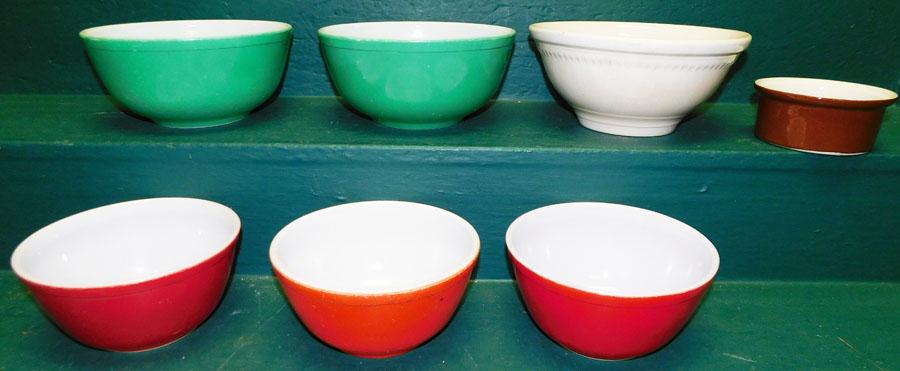 Lot of Vintage Pyrex Mixing Bowls: Lot of Vintage Pyrex Mixing Bowls.