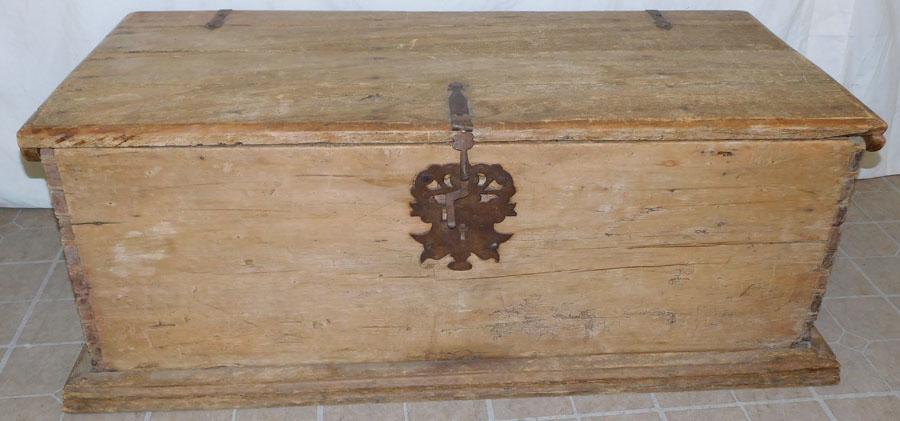 18th C Walnut Dove Tail Blanket Chest (1 of 6)