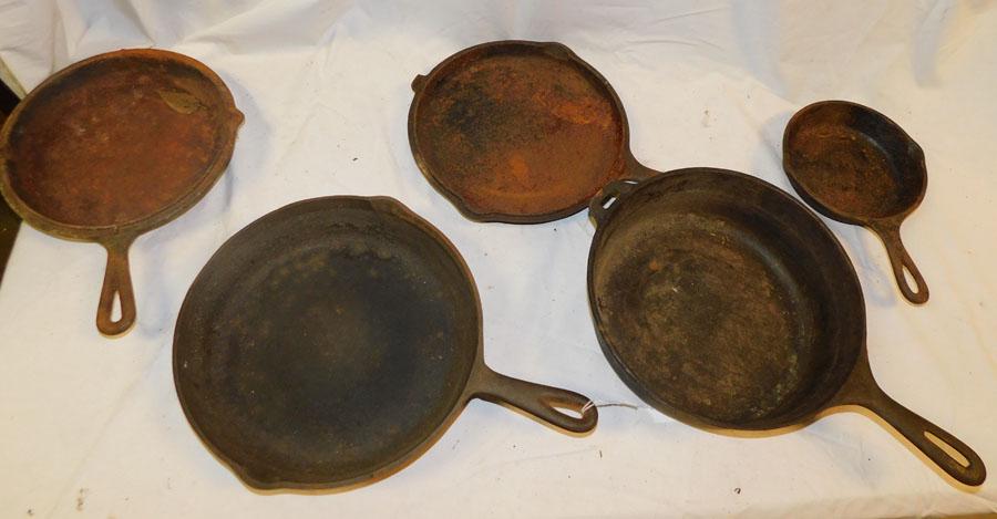Lot Cast Iron Skillets: Lot Cast Iron Skillets.