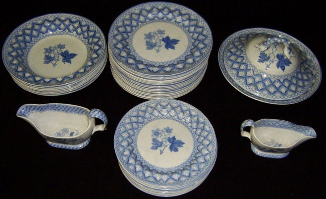 (39) pc Spode blue and white decorated dinner set: (39) piece Spode blue and white decorated dinner set.