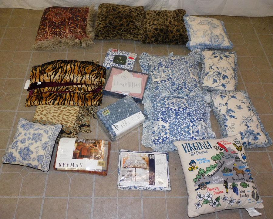 Lot Of Decorative Pillows: Lot Of Decorative Pillows.