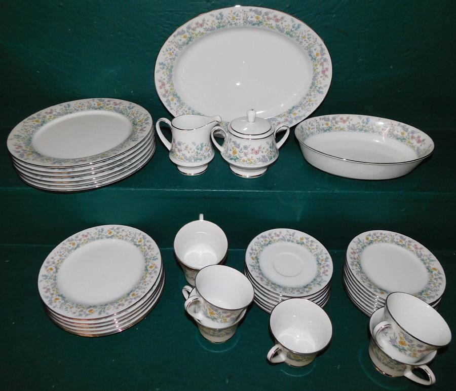 Lot Of Noritake Dinner Set (1 of 3)