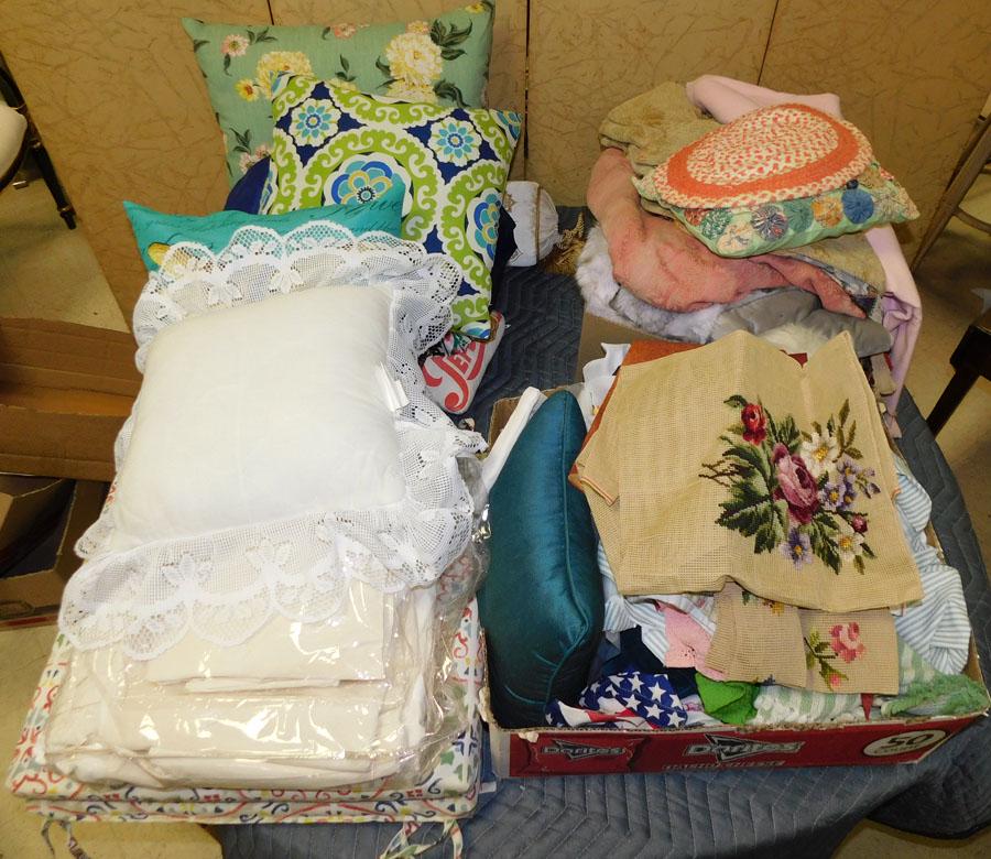 Lot Linens & Pillows: Lot Linens & Pillows.