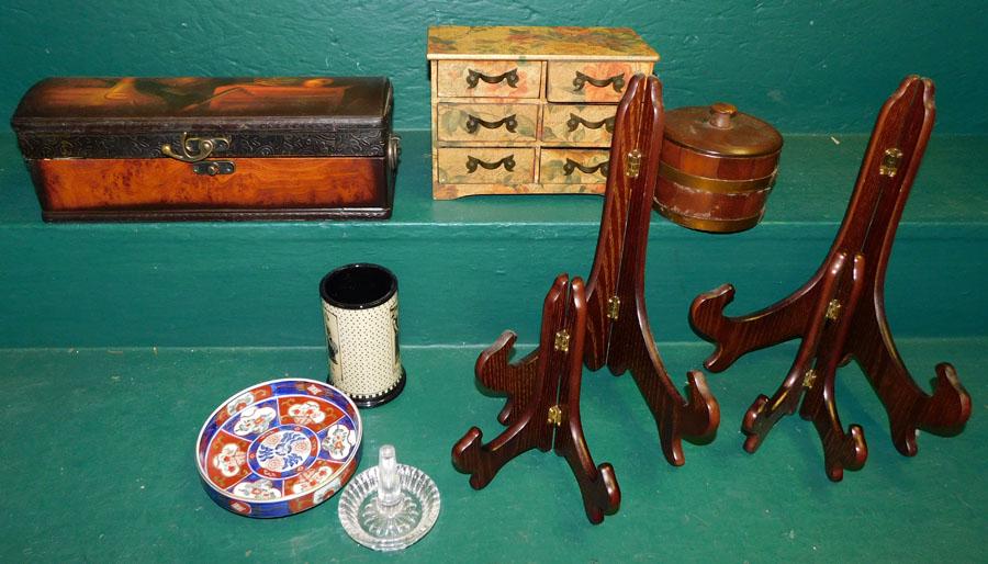 Lot Wooden Stands & Decorative Boxes: Lot Wooden Stands & Decorative Boxes.