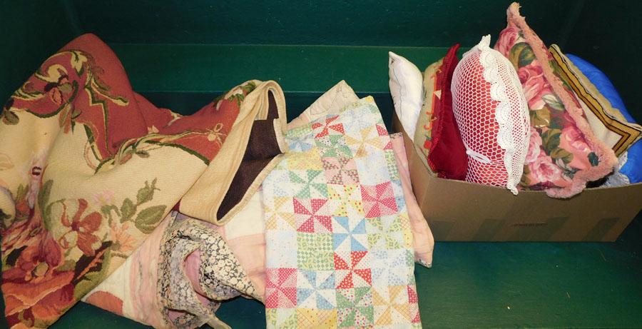 Lot Of Pillows & Linens: Lot Of Pillows & Linens.