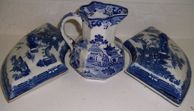 Blue Willow pitcher & 2 covered dishes.: Masons' ironstone Blue Willow pitcher and 2 Blue Willow covered dishes.