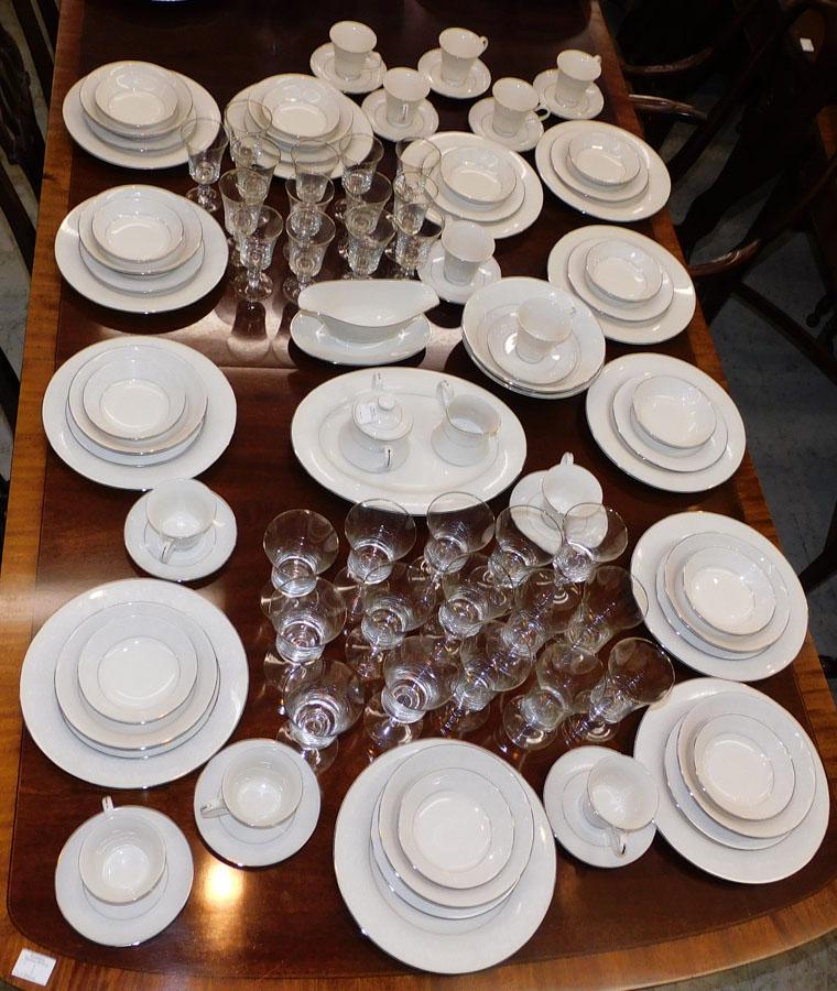 Set Ivory Fantasy Dinnerware Japan: Set Ivory Fantasy Dinnerware Japan.