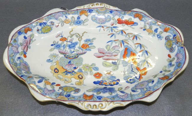 Scalloped edge hp masons ironstone dish.: Medium size scalloped edge hand painted masons ironstone dish. 7 1/2" x 11".