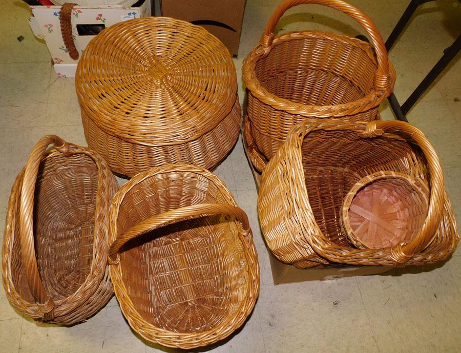 Lot Wicker Baskets (1 of 4)