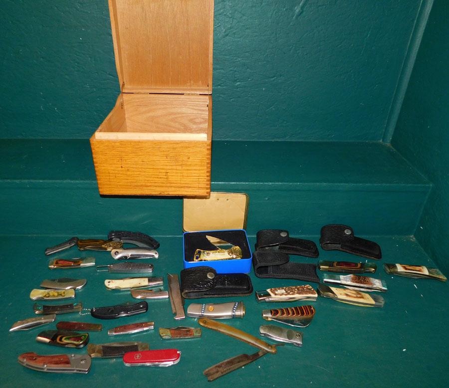 Wooden Box W/Knives (1 of 7)