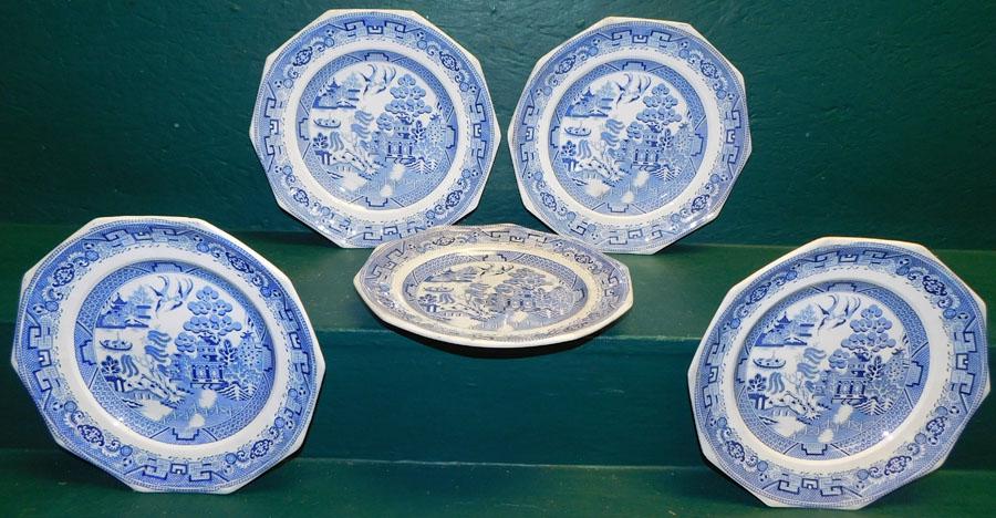 Lot 5 Blue Willow Plates (1 of 2)