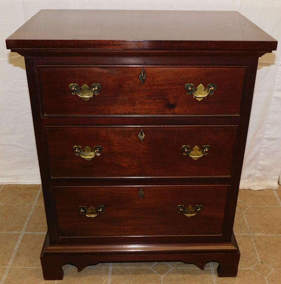 Mahogany Craftique Night Stand: Mahogany Craftique Night Stand. 22" W 14 1/4" D 27 1/4" H