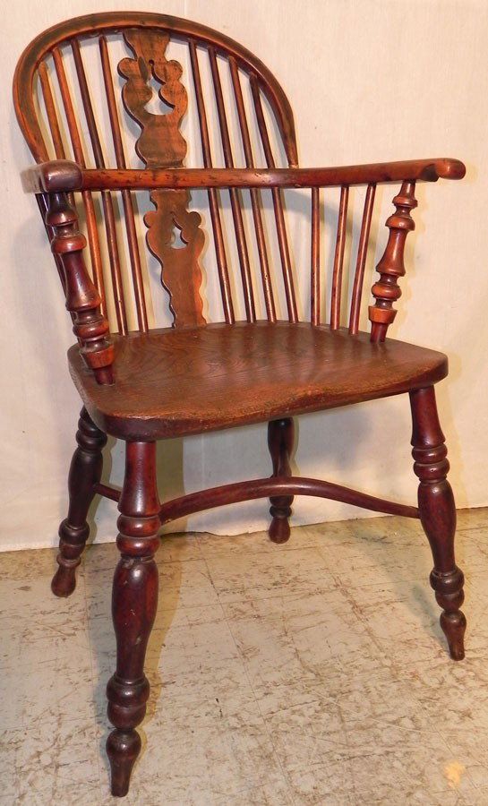 19th c elm and yew wood English Windsor chair.: 19th century elm and yew wood English Windsor chair.