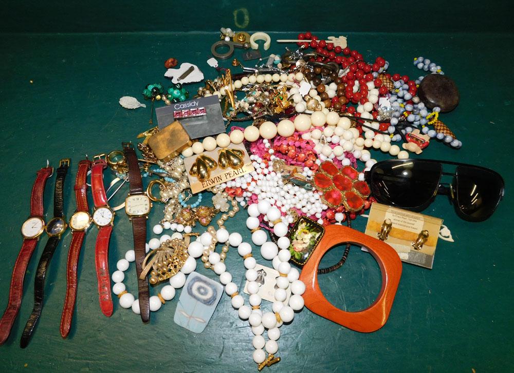 Lot Costume Jewelry & Sunglasses: Lot Costume Jewelry & Sunglasses.