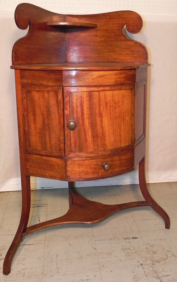 19th c period mahog Federal corner wash stand.: 19th century period mahogany Federal corner wash stand. 41 1/2" x 21" deep.