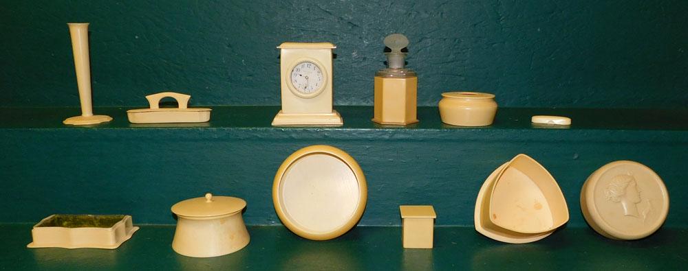 Lot of Bakelite Dresser Items: Lot of Bakelite Dresser Items.