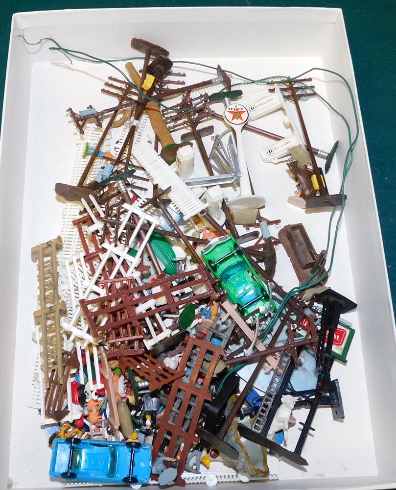 Lot of Vintage Train Accessories (1 of 2)