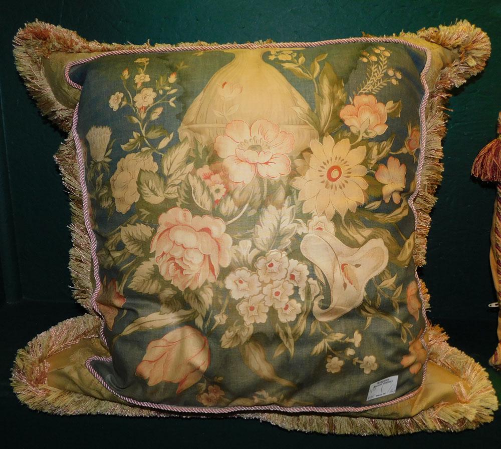 Lot of Pillows (1 of 6)